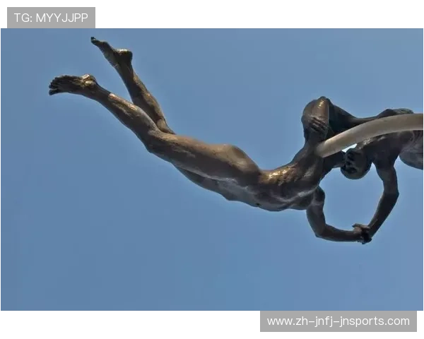 足球雕塑作品如何通过造型语言再现经典比赛瞬间